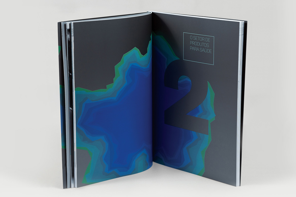 Livro branco da Abraidi, 2.ª edição, aberto numa dupla com mapa topográfico em tons de azul