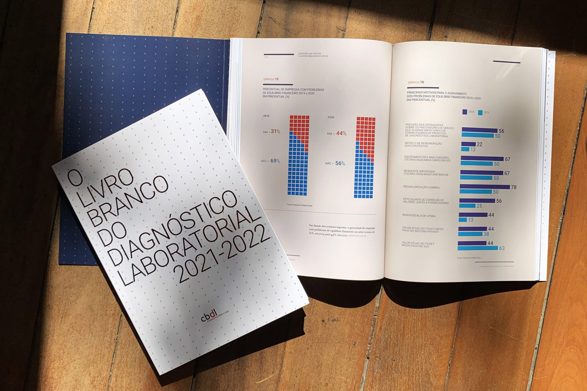Livro branco do diagnóstico laboratorial da CBDL, com capa branca e gráficos de barras azuis no miolo