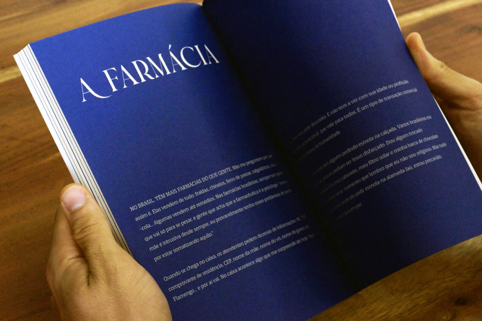 Abertura da crónica «A farmácia», em texto branco sobre páginas azuis