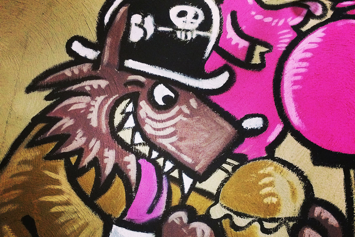 Mural da Riba com um lobo pirata de chapéu com caveira
